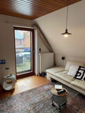 Wohnzimmer mit Zugang zur Dachterrasse - 