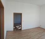 Leerer Wohnraum mit Tür - 2 Zimmer Etagenwohnung zur Miete in Reichenbach/Oberlausitz