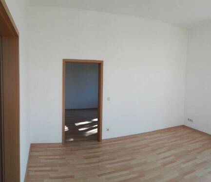 Leerer Wohnraum mit Tür - 2 Zimmer Etagenwohnung zur Miete in Reichenbach/Oberlausitz