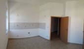 Leere Küche mit Fliesenwand - Etagenwohnung mit 50,00 m&sup2; in Reichenbach/Oberlausitz zur Miete