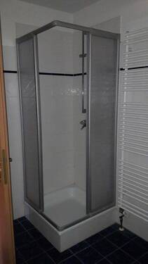 Duschkabine im Badezimmer - 