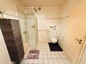 22 Großes Badezimmer mit Badewanne und Dusche - 