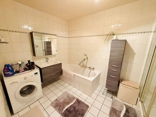 23 Großes Badezimmer mit Badewanne und Dusche - 