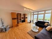 7 Wohnzimmer mit Balkonzugang - 