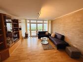 8 Wohnzimmer mit Balkonzugang - 