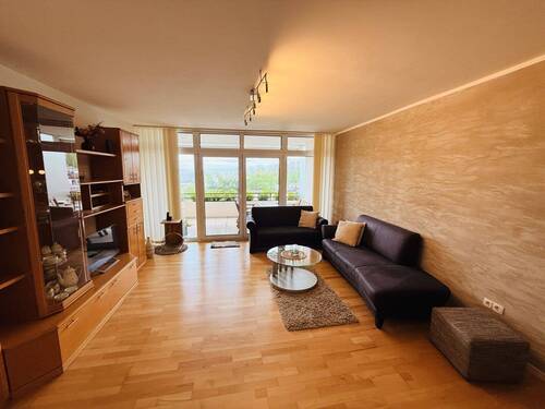 8 Wohnzimmer mit Balkonzugang - 