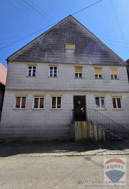 Straßenseite - Stadthaus mit viel Potential und Garten