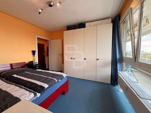 Helles Schlafzimmer mit Blick auf Kölner Skyline - 