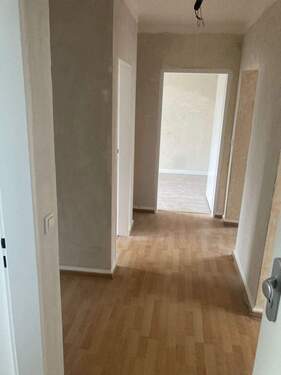 Flur mit Vinyl Boden und tapezierfähigen Wänden. - Etagenwohnung mit 65,40 m&sup2; in Sulzbach zur Miete