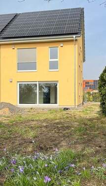 Gartenansicht - Ruhe mit Blick über Felder: Exklusives wohngesundes Plusenergie-Doppelhaus, S-Bahn fußläufig