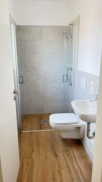 helles Dusch-Bad im EG - 
