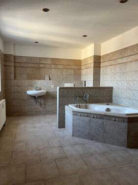 Badezimmer 1 - großzügig geschnittene 3-Raum-Wohnung