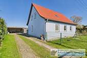 Seitenansicht mit Doppelcarport - Bezauberndes Einfamilienhaus Nähe Kummerower See