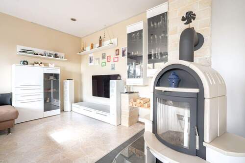 Wohnzimmer mit kamin - 5 Zimmer Einfamilienhaus in Kavelstorf