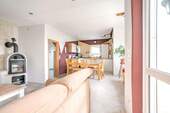 Wohnzimmer Blick in Küche - Einfamilienhaus mit 146,00 m&sup2; in Kavelstorf zum Kaufen