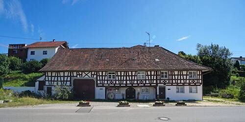 Ansicht von der Straße aus - 4 Zimmer Mehrfamilienhaus, Wohnhaus in Bermatingen