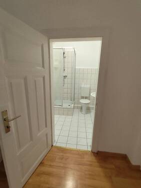 Helles Badezimmer mit Dusche - 