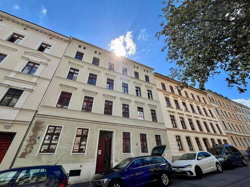 Wohnhaus mit Autos davor - 