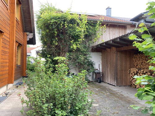 Geräteschuppen und Holzlager - 5 Zimmer Einfamilienhaus in Adelshofen
