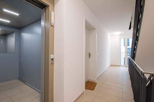 Flur - 4 Zimmer Etagenwohnung zum Kaufen in Schönefeld