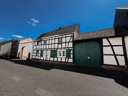 Impression Außenansicht - Kleinod! Liebevoll hergerichtetes Fachwerk-Idyll mit malerischem Innenhof, Scheune und Nebengebäude!