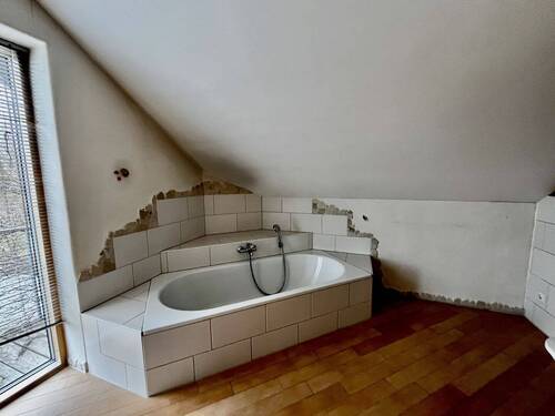 Badezimmer mit Badewanne... - 