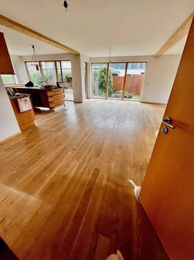 Wohnzimmer mit offener Küche - Mehrfamilienhaus, Wohnhaus mit 170,00 m&sup2; in Markdorf zum Kaufen