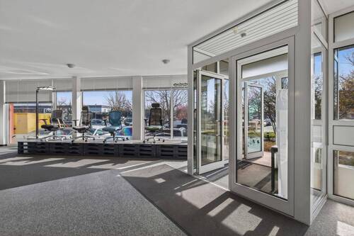 Eingang und Schaufenster - Büro mit 485,00 m&sup2; in Karlsruhe / Knielingen zur Miete