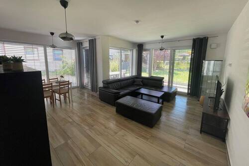 Wohn- und Essbereich mit großzügiger Fensterfront - 3 Zimmer Einfamilienhaus in Dießen