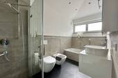 Helles Badezimmer mit Fenster - 