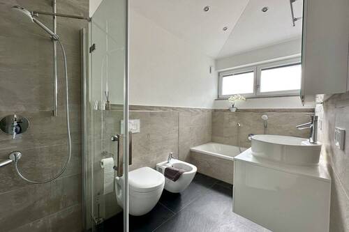 Helles Badezimmer mit Fenster - 