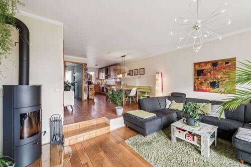 Großzügiger Wohn-/Essbereich - Modernes Familienglück mit Kamin, Garten & Garage!