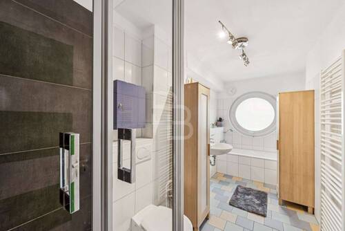 Tageslichtbad mit Dusche und Wanne - 