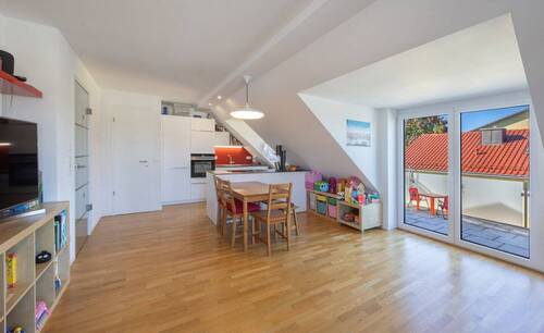 Essbereich mit Zugang Balkon - Moderne 4-Zimmer-Maisonettewohnung mit zwei Balkonen, EBK und Tiefgaragenstellplatz