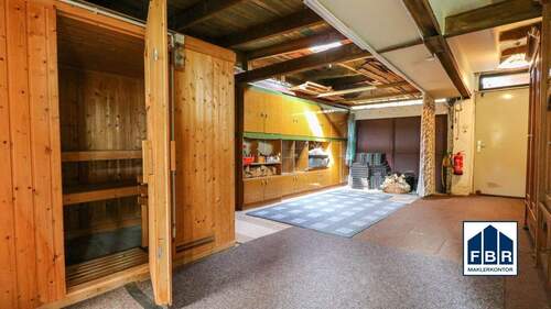 Garage und Nebenräume mit Sauna - 