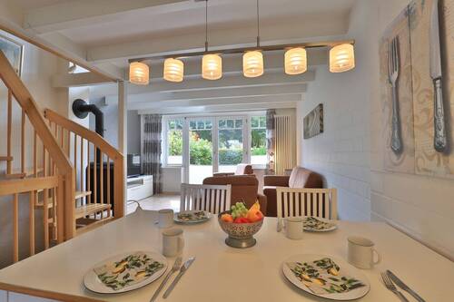 Essbereich mit Blick in den Wohnbereich - 