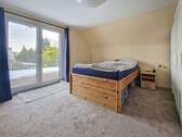 Schlafzimmer mit Zugang zur Dachterrasse im DG - 