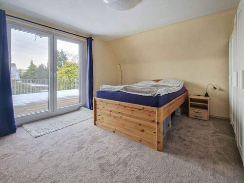 Schlafzimmer mit Zugang zur Dachterrasse im DG - 