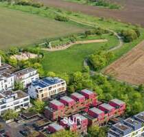 **SELTENES ANGEBOT** KFW-40 XXL RMH mit EFH-Charakter & EINLIEGERW. - 220 m² Nutzfläche, 6+2 Zimmer! - Frankfurt am Main Kalbach-Riedberg