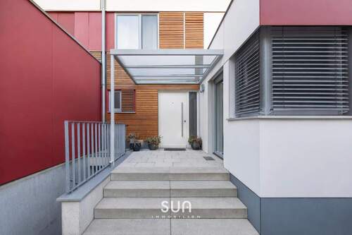 HAUSEINGANG/TERRASSE - 6 Zimmer Reihenmittelhaus in Frankfurt am Main