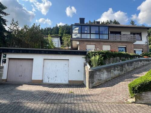 Vorderansicht mit Garagen - 6 Zimmer Mehrfamilienhaus, Wohnhaus zum Kaufen in Hochstetten-Dhaun