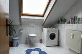 Badezimmer mit Waschmaschinenanschluss - 