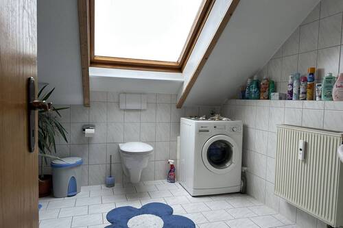 Badezimmer mit Waschmaschinenanschluss - 