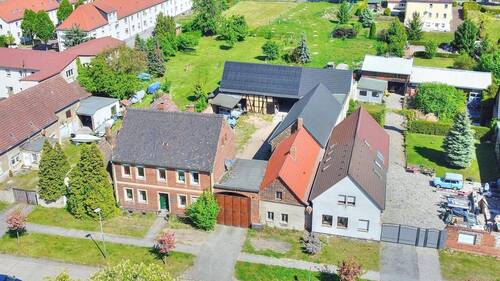 Luftaufnahme - Historischer Gutshof - ideal als Mehrgenerationenhaus oder großzügiges Einfamilienhaus