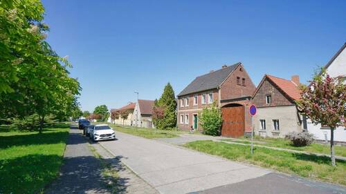 Blick in die Straße - Bauernhaus, Landhaus mit 169,90 m&sup2; in Gräfenhainichen zum Kaufen