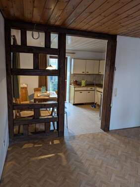 Wohnzimmer mit Raumteiler, EBK - 