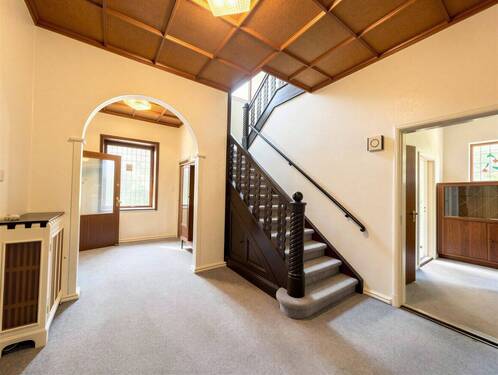 Diele mit Treppenaufgang - 