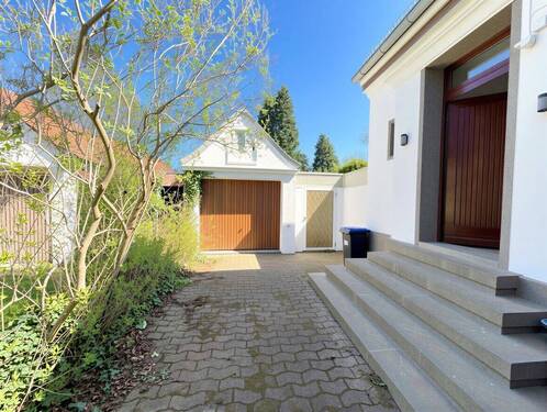 Einfahrt und Garage - 1 Zimmer Doppelhaushälfte in Bremen