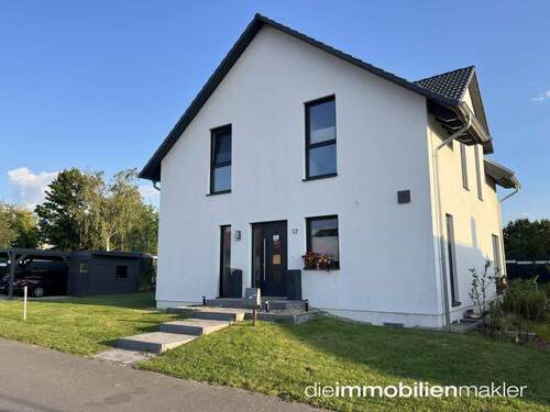 Hausansicht - Modernes Traumhaus mit Wohlfühlcharakter- energieeffizient, familienfreundlich und top ausgestattet
