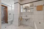 Badezimmer EG - Einfamilienhaus mit 148,90 m&sup2; in Neuburg am Rhein zum Kaufen